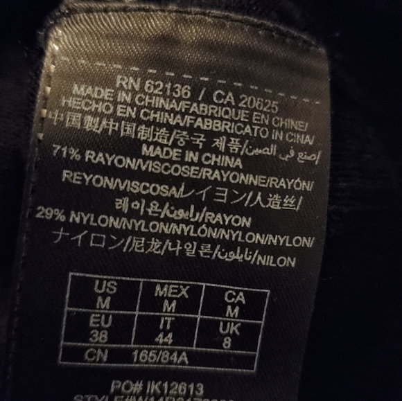 Women's long sleeve low shoulder Guess top. - Picture 3 of 3